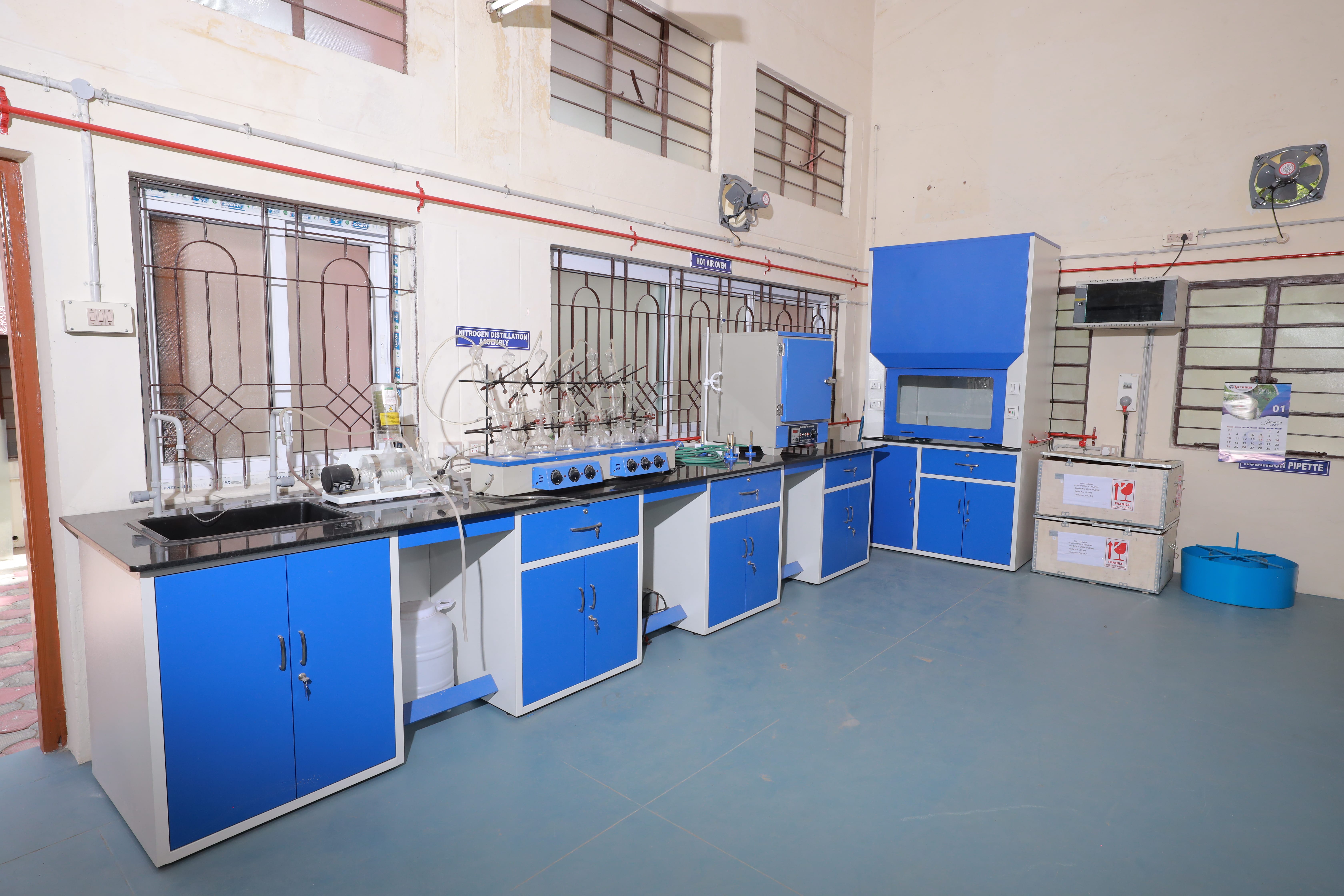 wall side workbenches for labs