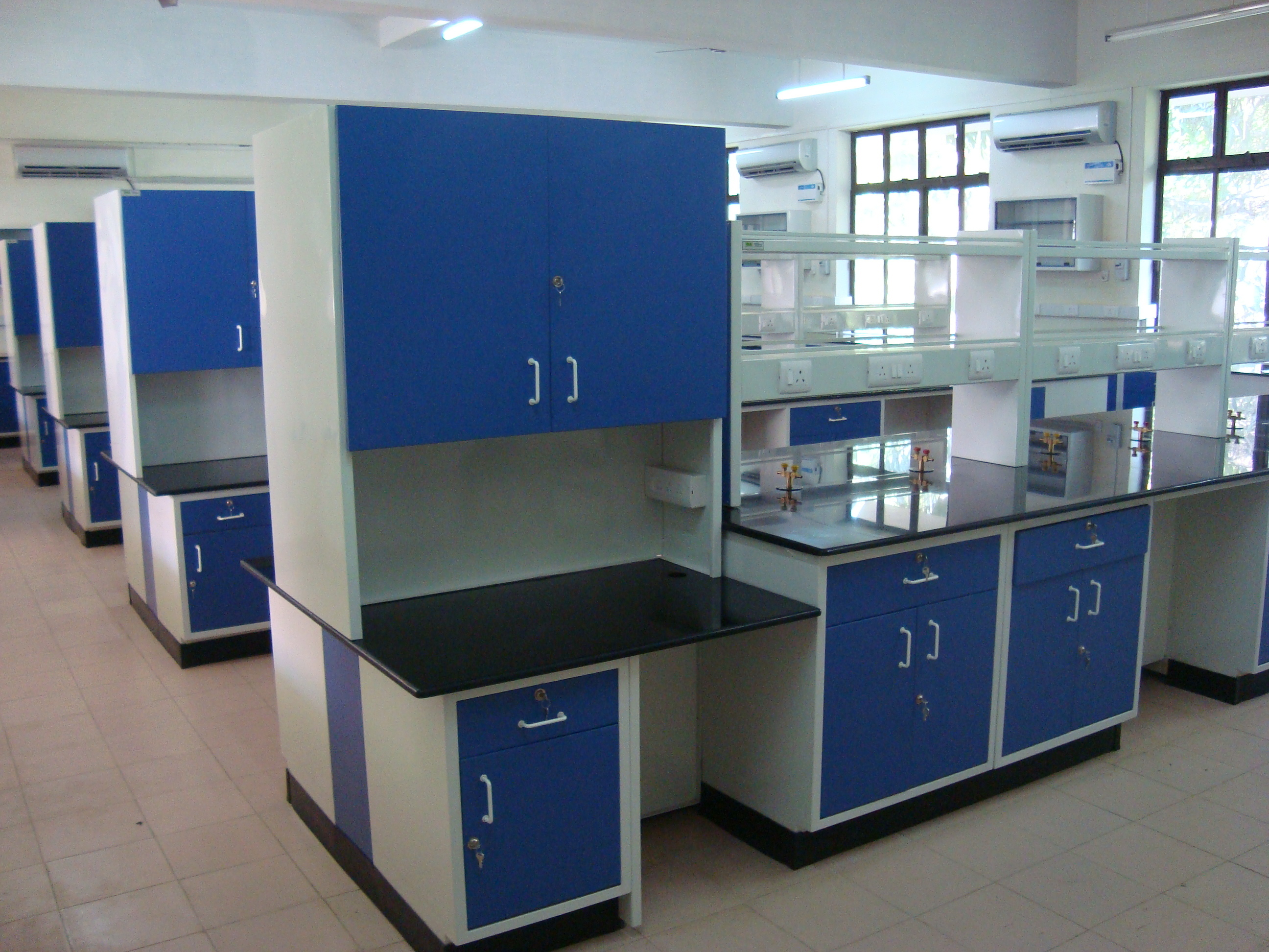 lab tables manufacture 