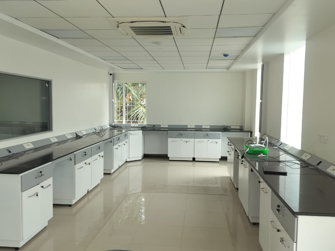 laboratory furniture for research facilities