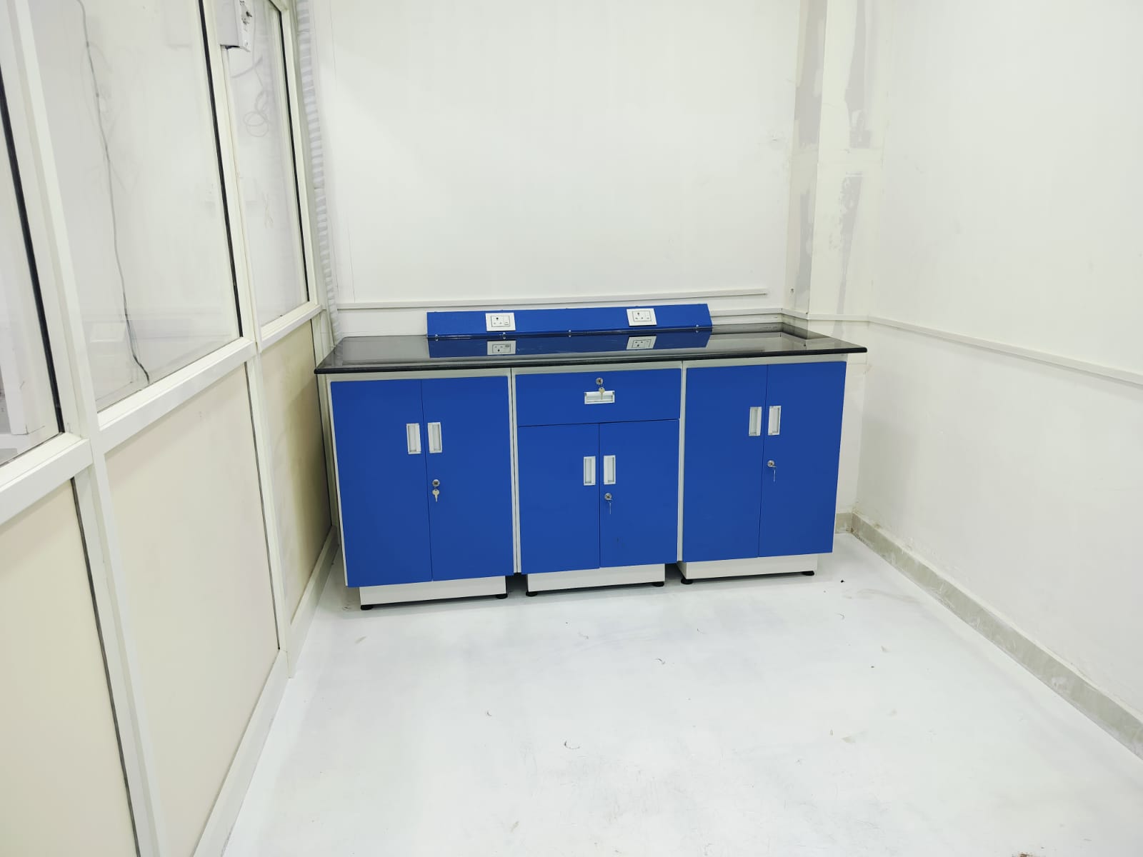 laboratory benching systems manufacturer
