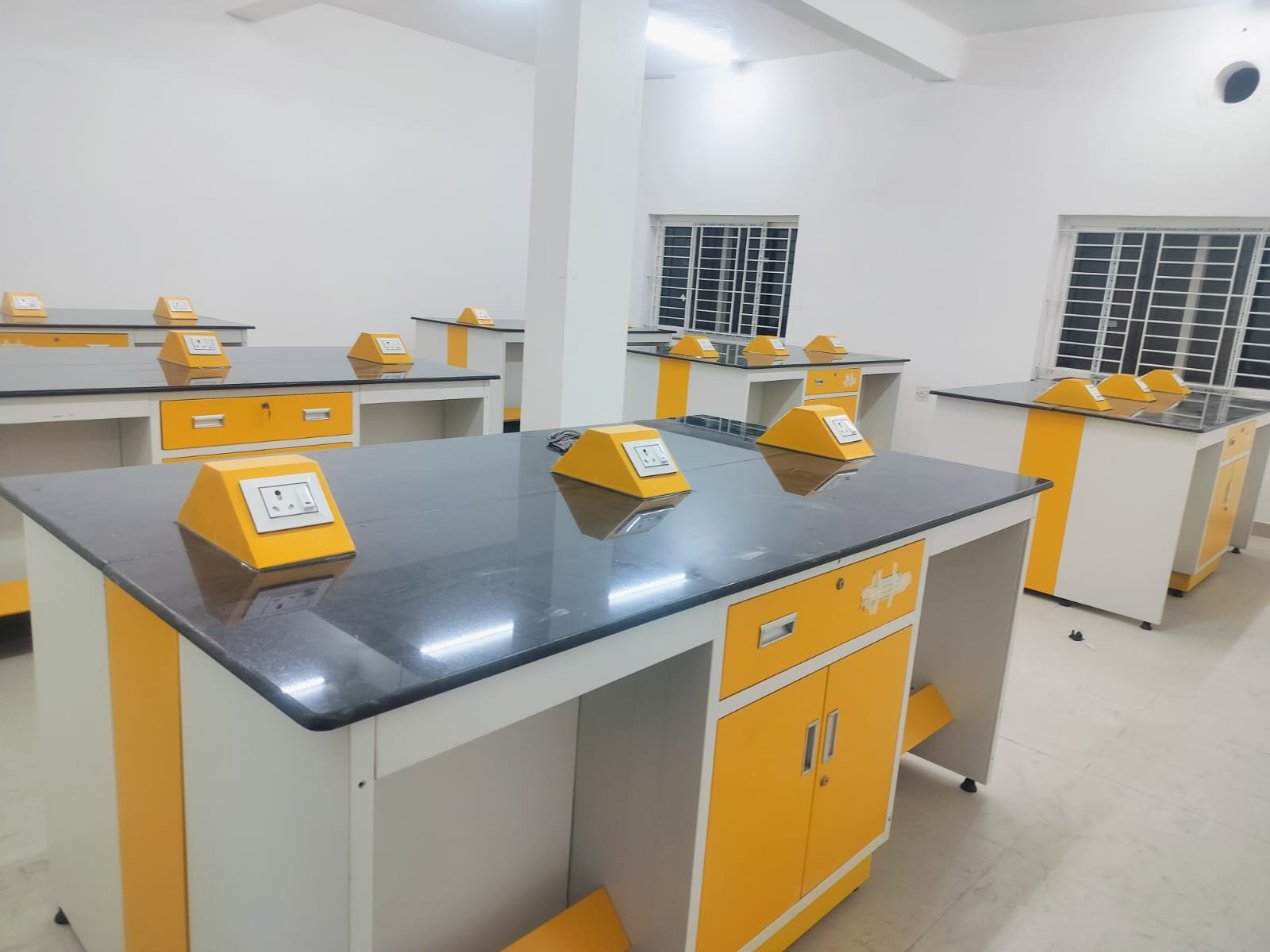 laboratory furniture for pharmaceutical labs