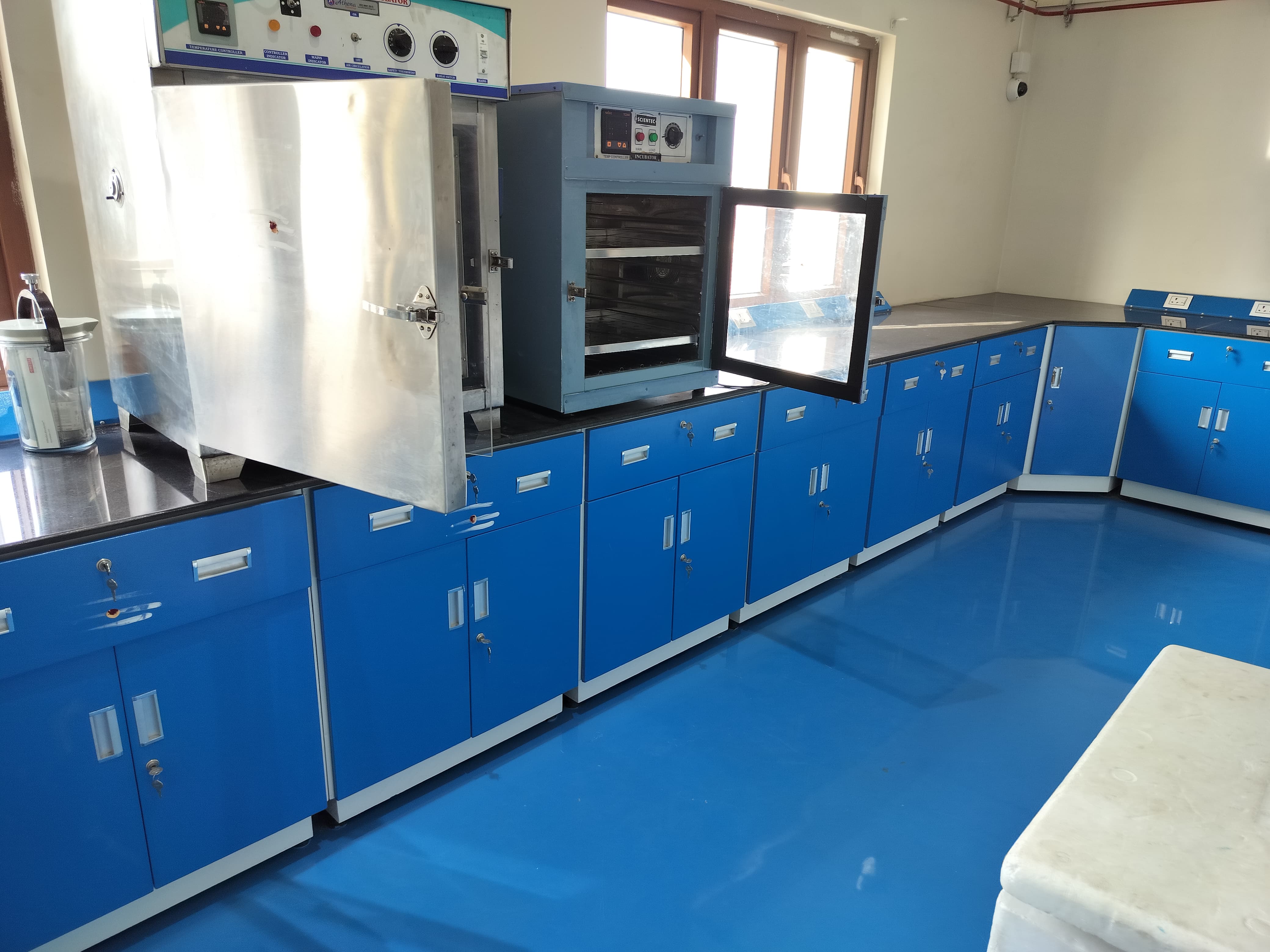 laboratory instruments for biotechnology labs