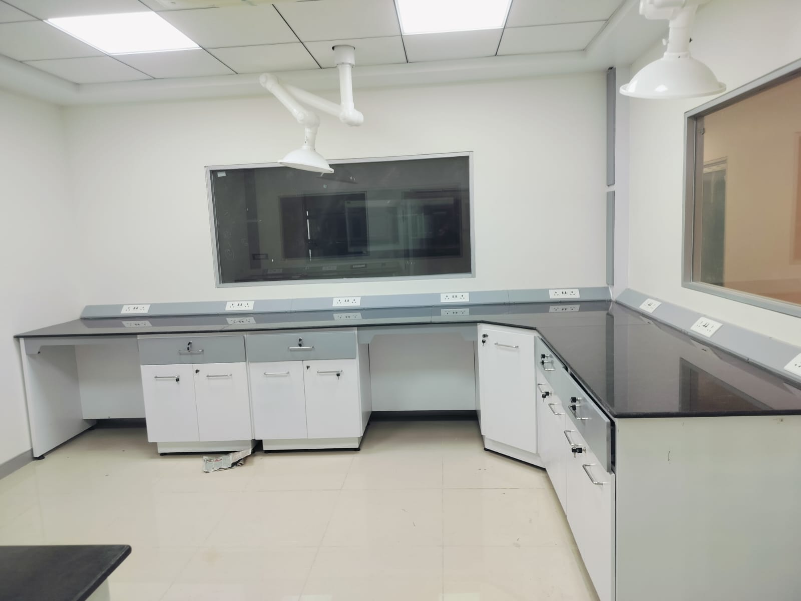 laboratory furniture supplier for hospitals