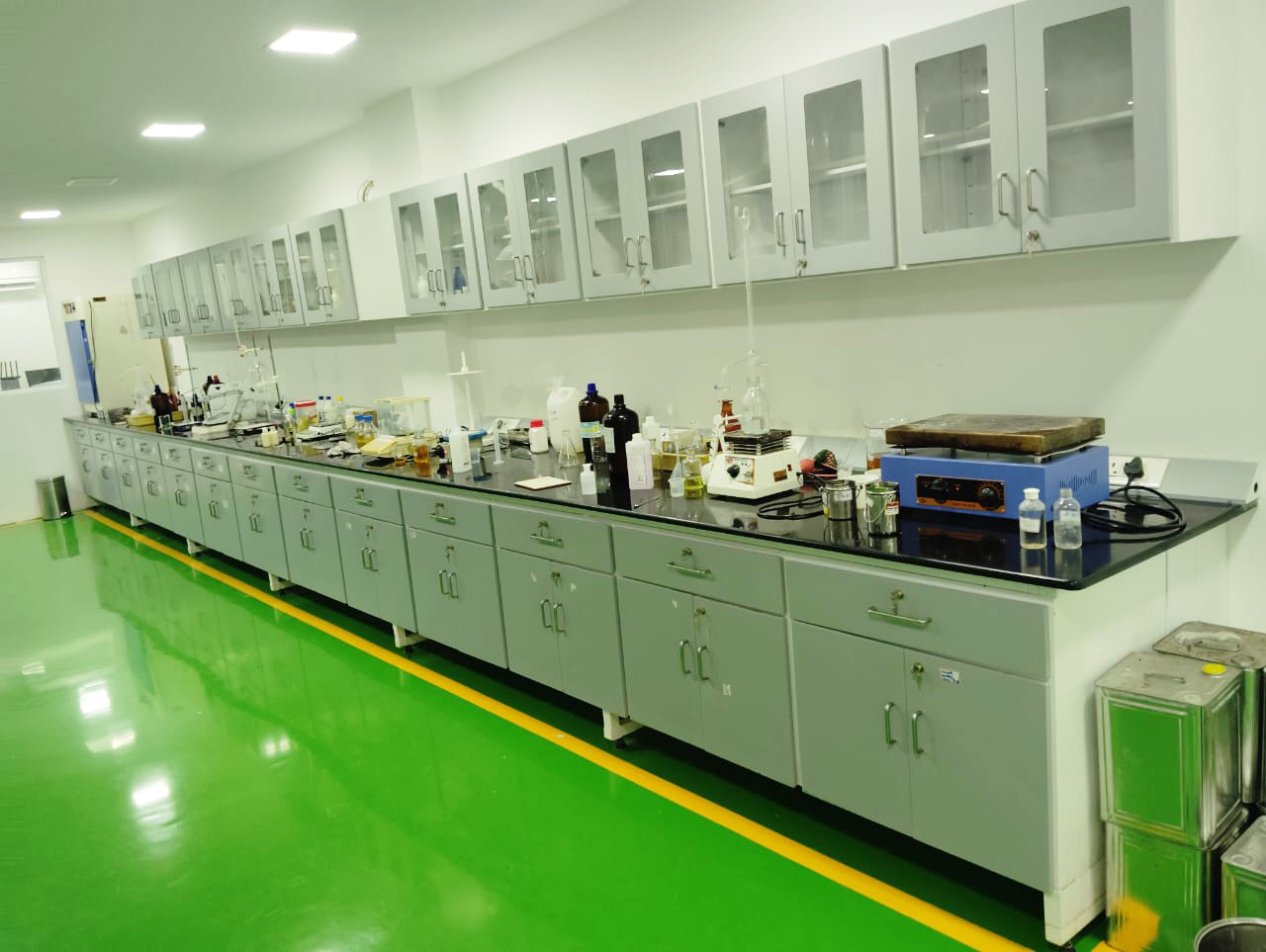 laboratory furniture supplier for pharma companies