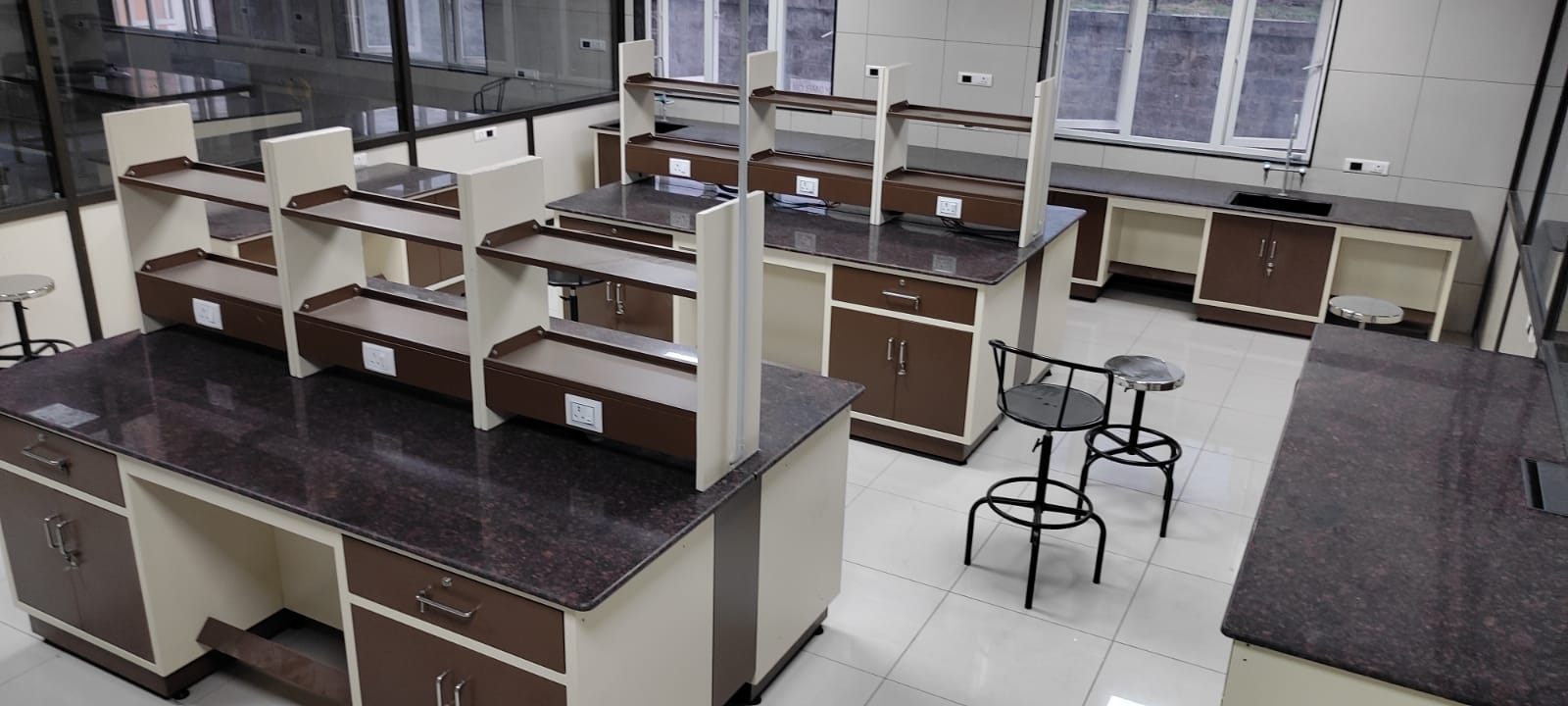 laboratory furniture supplier for private labs