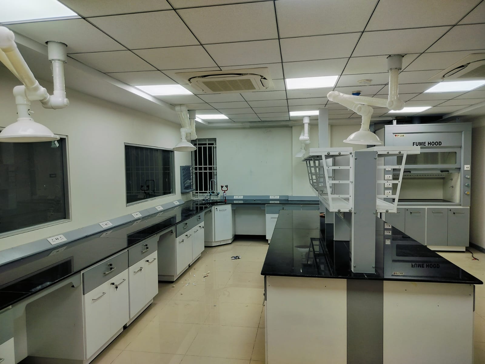 laboratory tables compatible with fume hoods